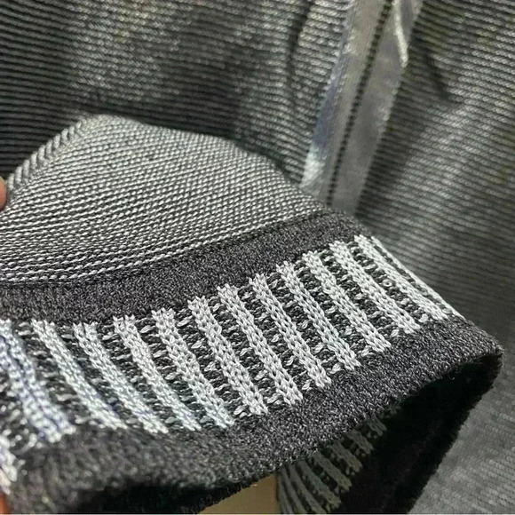 St. John‎ Sports M wool blend sleeveless knitted navy blue stripe top crewneck - Picture 8 of 9